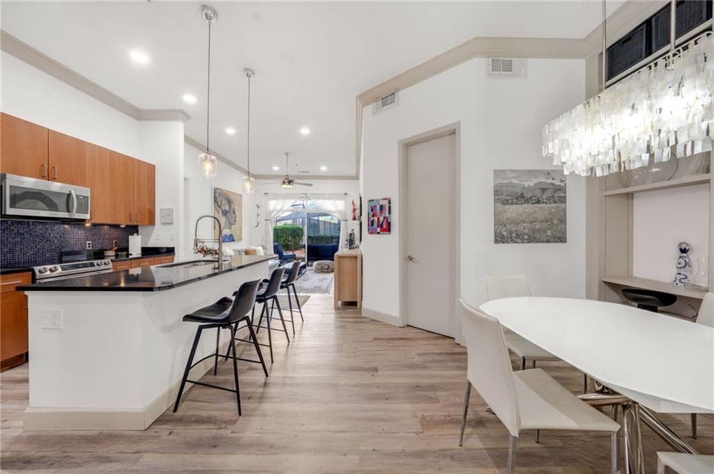 2 bedroom, 2 bathroom, 1,061 sq ft condominium for sale at 711 Cosmopolitan Drive 150, Atlanta, GA 30324 — photo 5