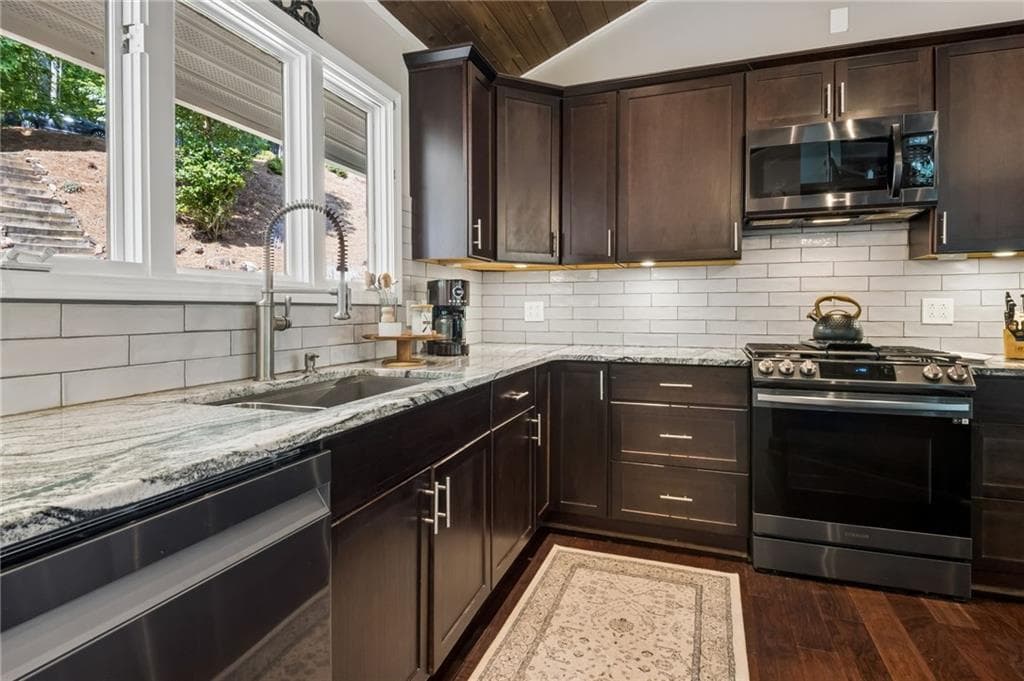 4 bedroom, 3 bathroom, 3,604 sq ft single family residence for sale at 3452 Point View Circle, Gainesville, GA 30506 — photo 9