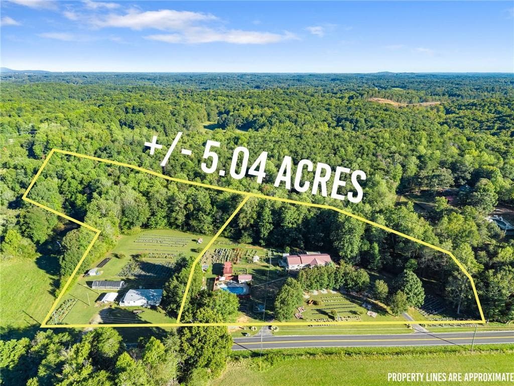 4 bedroom, 3 bathroom, 1,976 sq ft single family residence for sale at 2882 Red Oak Flats Road, Dahlonega, GA 30533 — photo 2