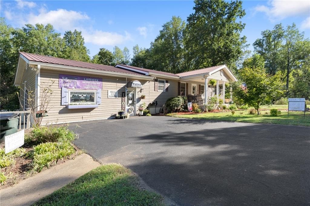 4 bedroom, 3 bathroom, 1,976 sq ft single family residence for sale at 2882 Red Oak Flats Road, Dahlonega, GA 30533 — photo 10