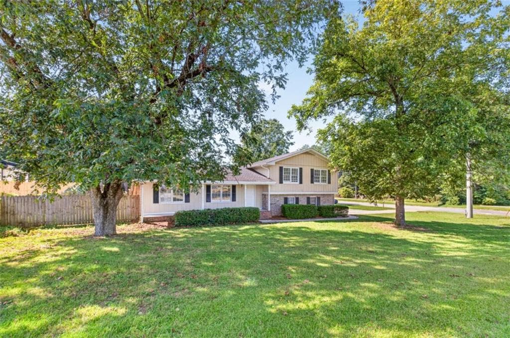 3 bedroom, 2 bathroom, 1,438 sq ft single family residence for sale at 1021 GRAYSON Highway, Lawrenceville, GA 30046 — photo 4