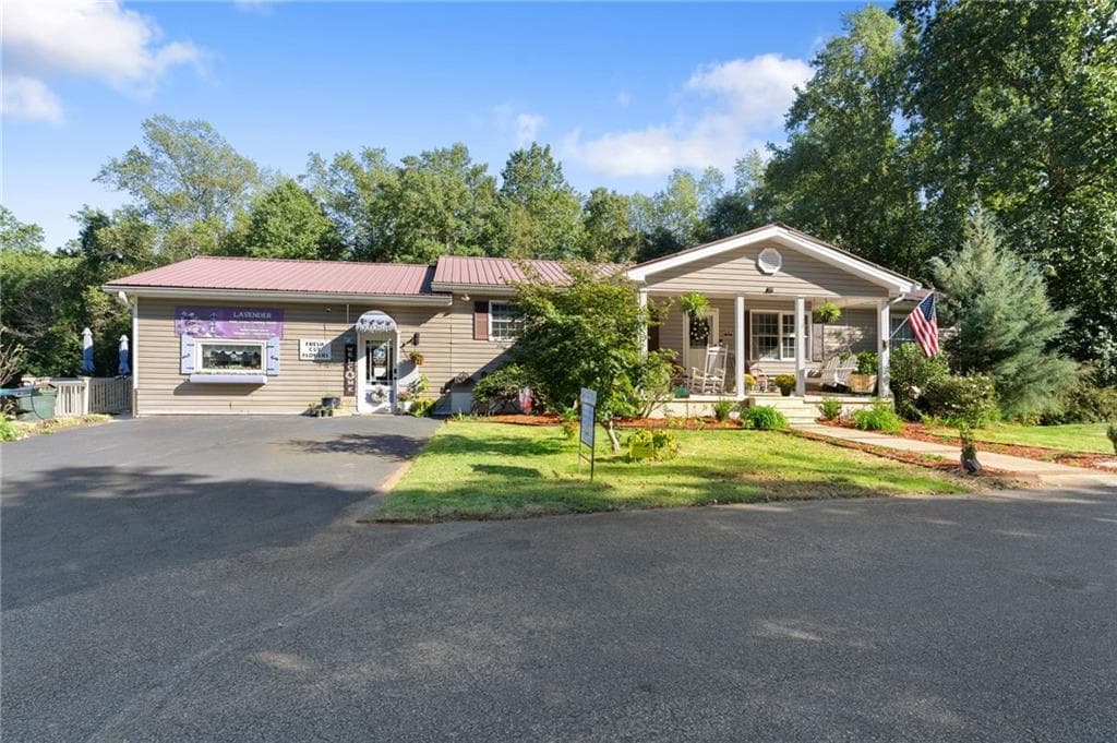 4 bedroom, 3 bathroom, 1,976 sq ft single family residence for sale at 2882 Red Oak Flats Road, Dahlonega, GA 30533