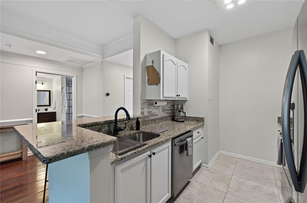 1 bedroom, 1 bathroom, 784 sq ft condominium for sale at 2700 Pine Tree Road 1306, Atlanta, GA 30324 — photo 10