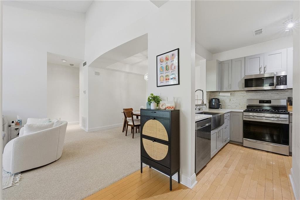 1 bedroom, 1 bathroom, 873 sq ft condominium for sale at 240 Renaissance Parkway 108, Atlanta, GA 30308 — photo 4