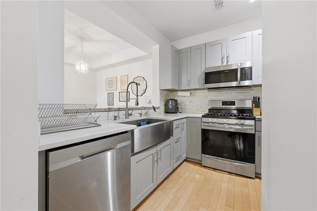1 bedroom, 1 bathroom, 873 sq ft condominium for sale at 240 Renaissance Parkway 108, Atlanta, GA 30308 — photo 6