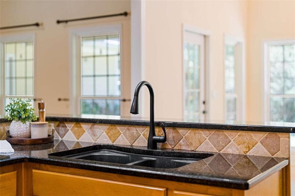 3 bedroom, 4 bathroom, 3,018 sq ft single family residence for sale at 304 Pembroke Court, Mcdonough, GA 30252 — photo 2