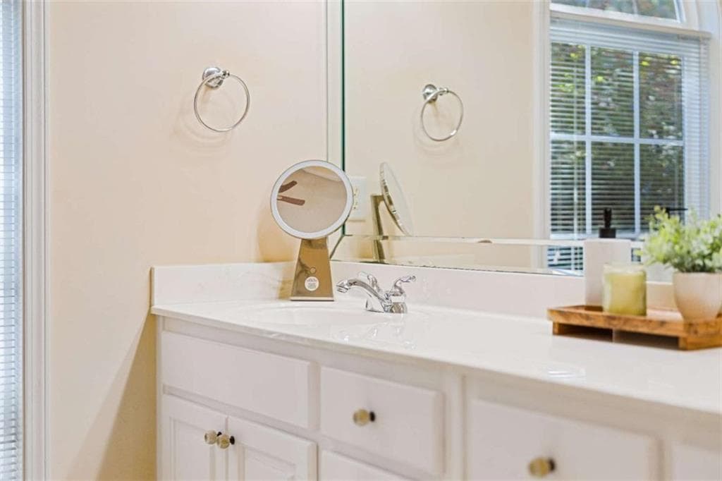 3 bedroom, 4 bathroom, 3,018 sq ft single family residence for sale at 304 Pembroke Court, Mcdonough, GA 30252 — photo 4