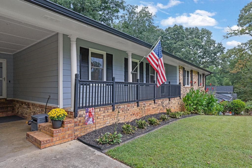 3 bedroom, 2 bathroom, 1,524 sq ft single family residence for sale at 5041 Fitts Drive, Roswell, GA 30075 — photo 2