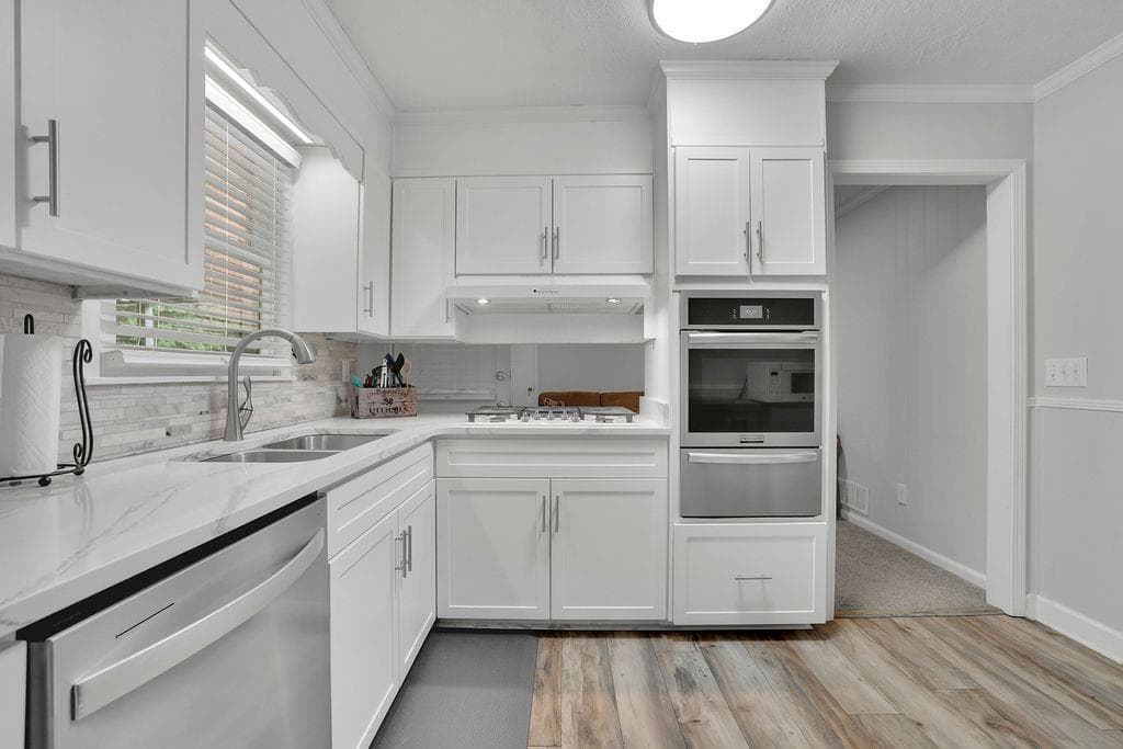 3 bedroom, 2 bathroom, 1,524 sq ft single family residence for sale at 5041 Fitts Drive, Roswell, GA 30075 — photo 3
