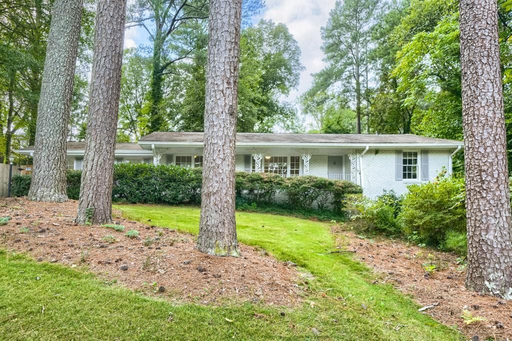 3 bedroom, 2 bathroom, 2,650 sq ft single family residence for sale at 3107 Kingscliff Way NE, Atlanta, GA 30345 — photo 3