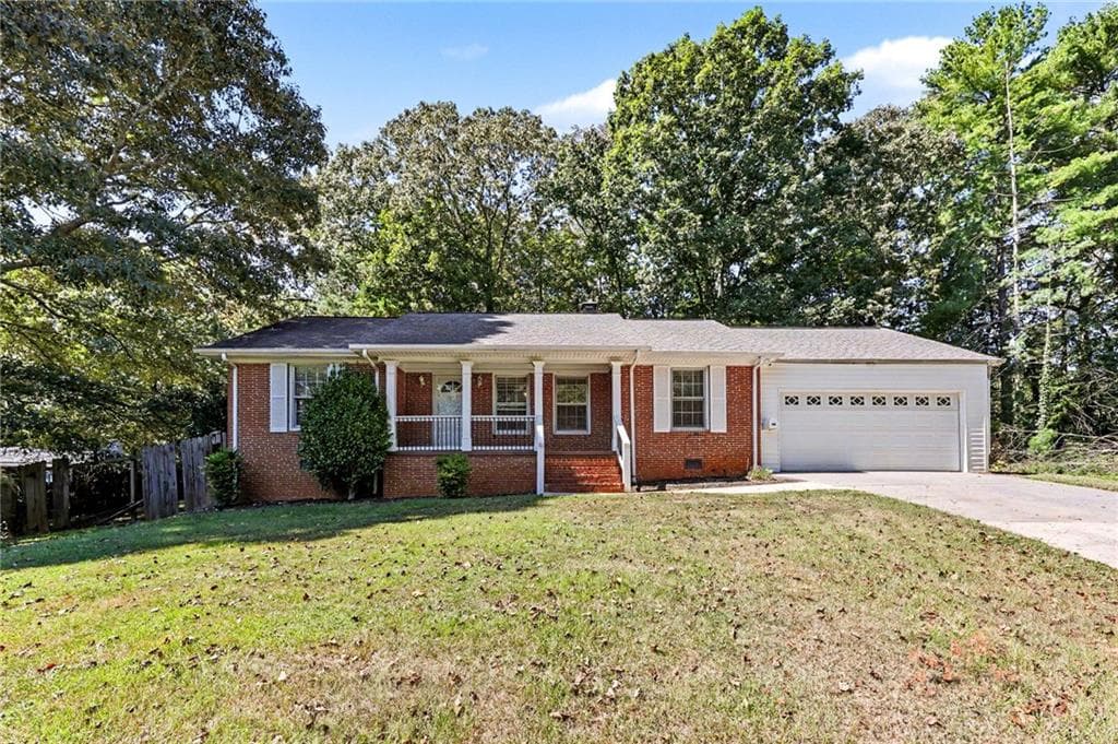 4 bedroom, 2 bathroom, 1,494 sq ft single family residence for sale at 1063 Lakeshore Drive, Gainesville, GA 30501 — photo 3
