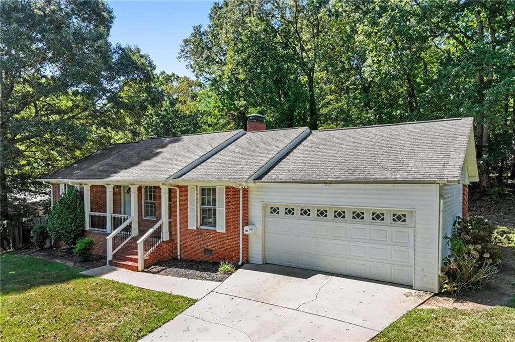 4 bedroom, 2 bathroom, 1,494 sq ft single family residence for sale at 1063 Lakeshore Drive, Gainesville, GA 30501 — photo 4