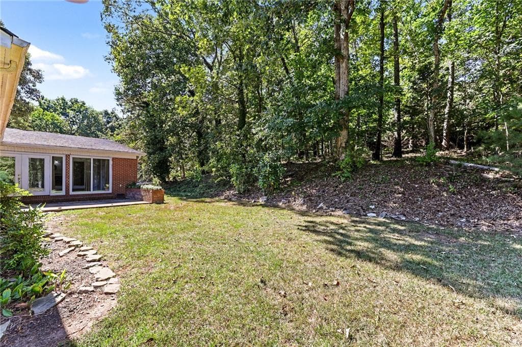 4 bedroom, 2 bathroom, 1,494 sq ft single family residence for sale at 1063 Lakeshore Drive, Gainesville, GA 30501 — photo 6