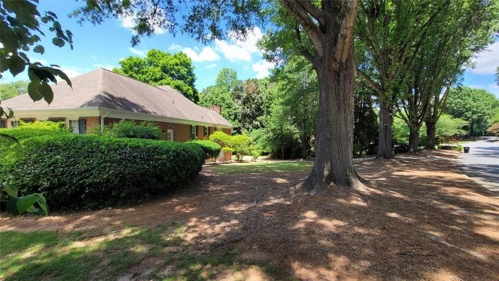 6 bedroom, 5 bathroom, 4,052 sq ft single family residence for rent at 5005 Johns Creek Court, Alpharetta, GA 30022 for $3,300 a month — photo 2