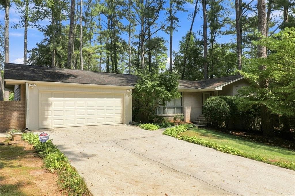 3 bedroom, 2 bathroom, 2,352 sq ft single family residence for sale at 1550 Diamond Head Circle, Decatur, GA 30033 — photo 2