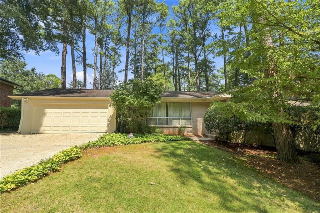 3 bedroom, 2 bathroom, 2,352 sq ft single family residence for sale at 1550 Diamond Head Circle, Decatur, GA 30033 — photo 3