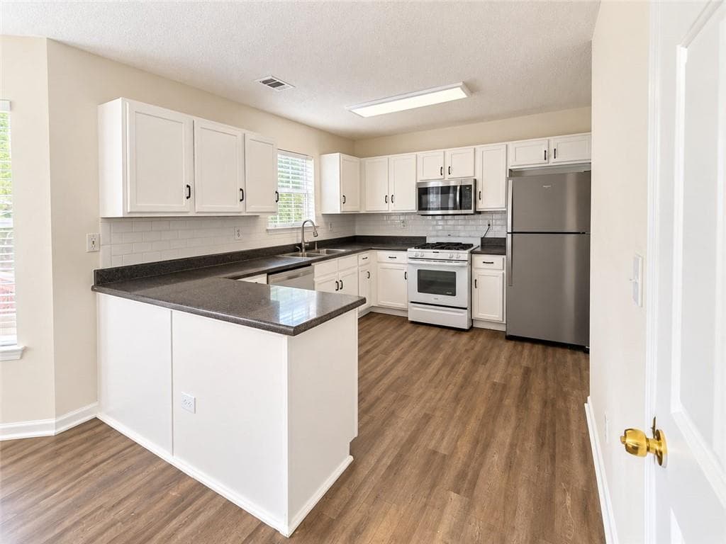 6 bedroom, 4 bathroom, 3,151 sq ft single family residence for sale at 3635 Spring Mesa Drive, Snellville, GA 30039 — photo 2
