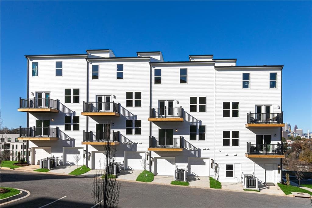 3 bedroom, 3 bathroom, 2,650 sq ft condominium for sale at 360 Skylar Court 114, Atlanta, GA 30315 — photo 2