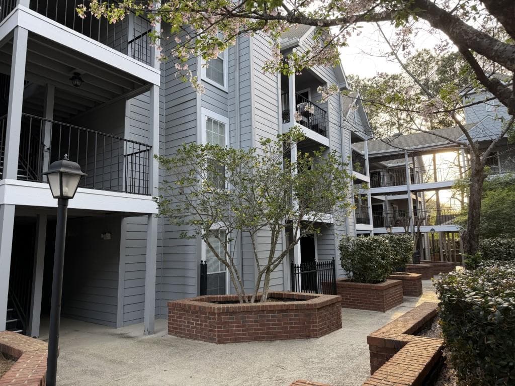 1 bedroom, 1 bathroom, 629 sq ft condominium for sale at 418 Granville Court, Atlanta, GA 30328
