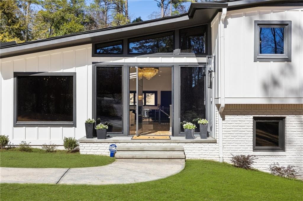 4 bedroom, 3 bathroom, 3,400 sq ft single family residence for sale at 4217 Paces Ferry Road, Atlanta, GA 30339 — photo 3