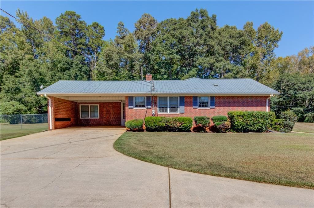 4 bedroom, 2 bathroom, 1,904 sq ft single family residence for sale at 67 Elder Drive, Jefferson, GA 30549 — photo 4