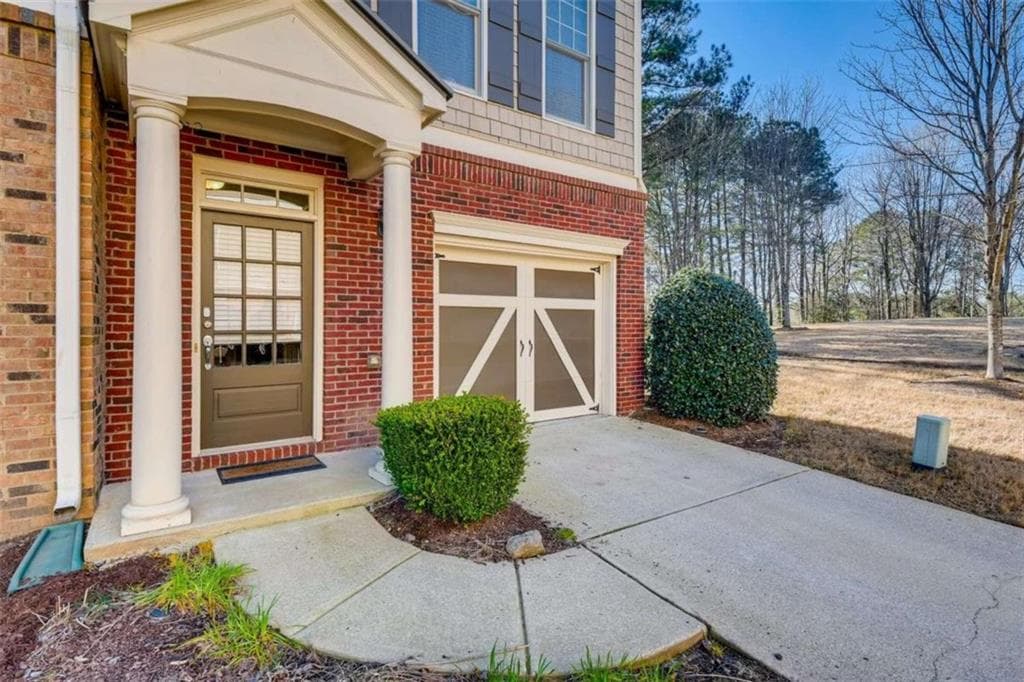 3 bedroom, 4 bathroom, 2,320 sq ft townhouse for sale at 5250 Kershaw Court, Atlanta, GA 30339 — photo 2