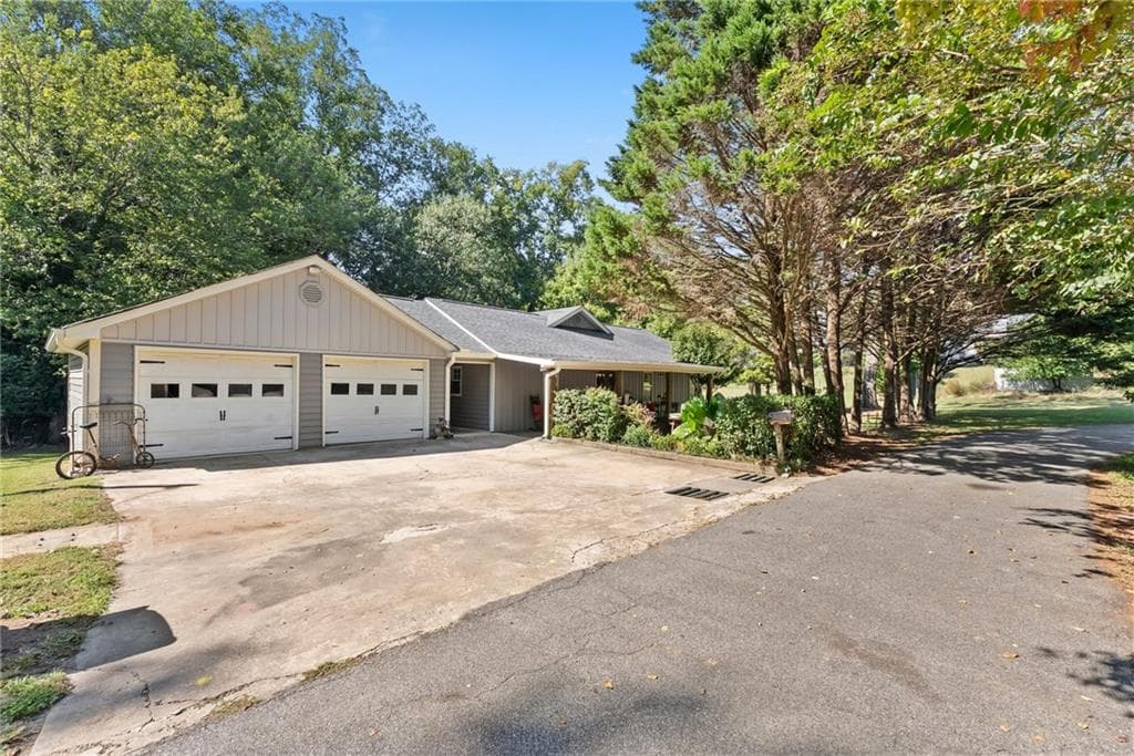 3 bedroom, 2 bathroom, 2,304 sq ft single family residence for sale at 7210 Pine Court, Cumming, GA 30041 — photo 4