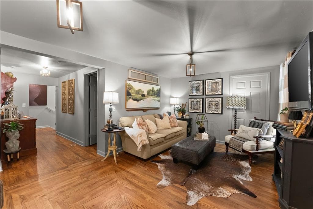 3 bedroom, 2 bathroom, 2,304 sq ft single family residence for sale at 7210 Pine Court, Cumming, GA 30041 — photo 9