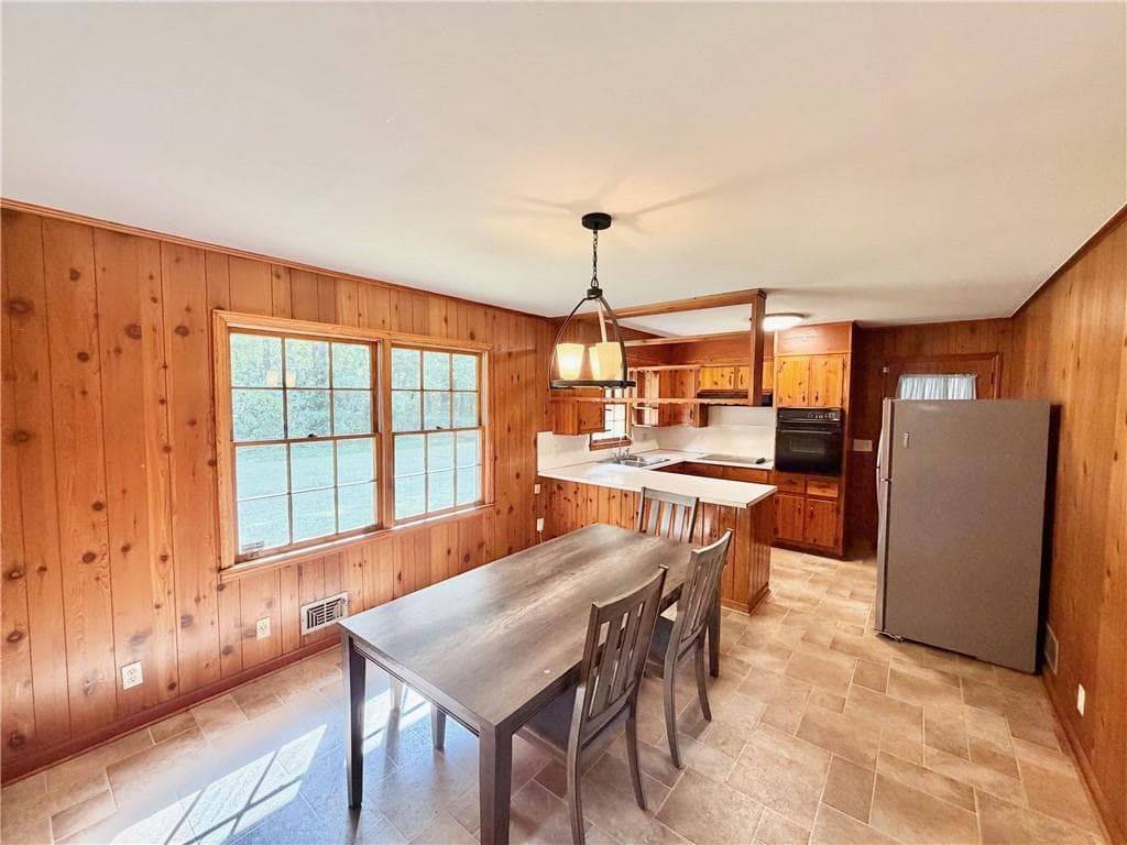 3 bedroom, 2 bathroom, 1,150 sq ft single family residence for sale at 121 Dogwood Drive, Cartersville, GA 30120 — photo 5