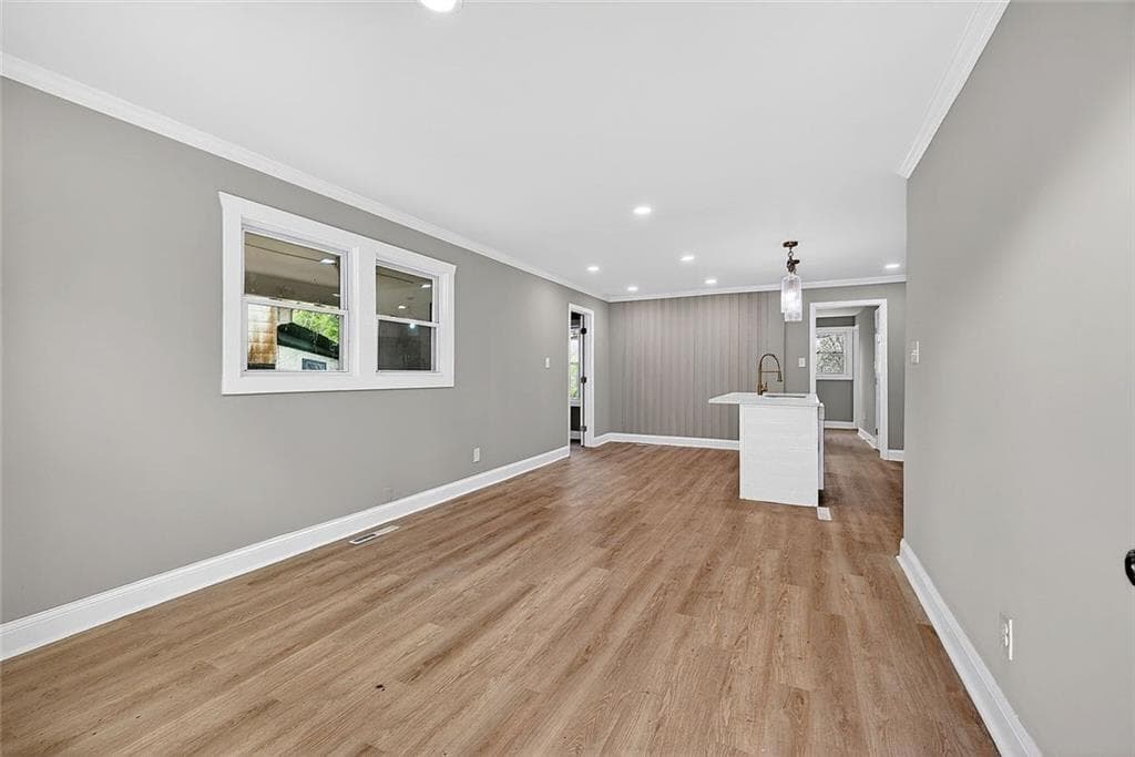 3 bedroom, 3 bathroom, 1,261 sq ft single family residence for sale at 231 Glenrose Circle, Atlanta, GA 30354 — photo 3