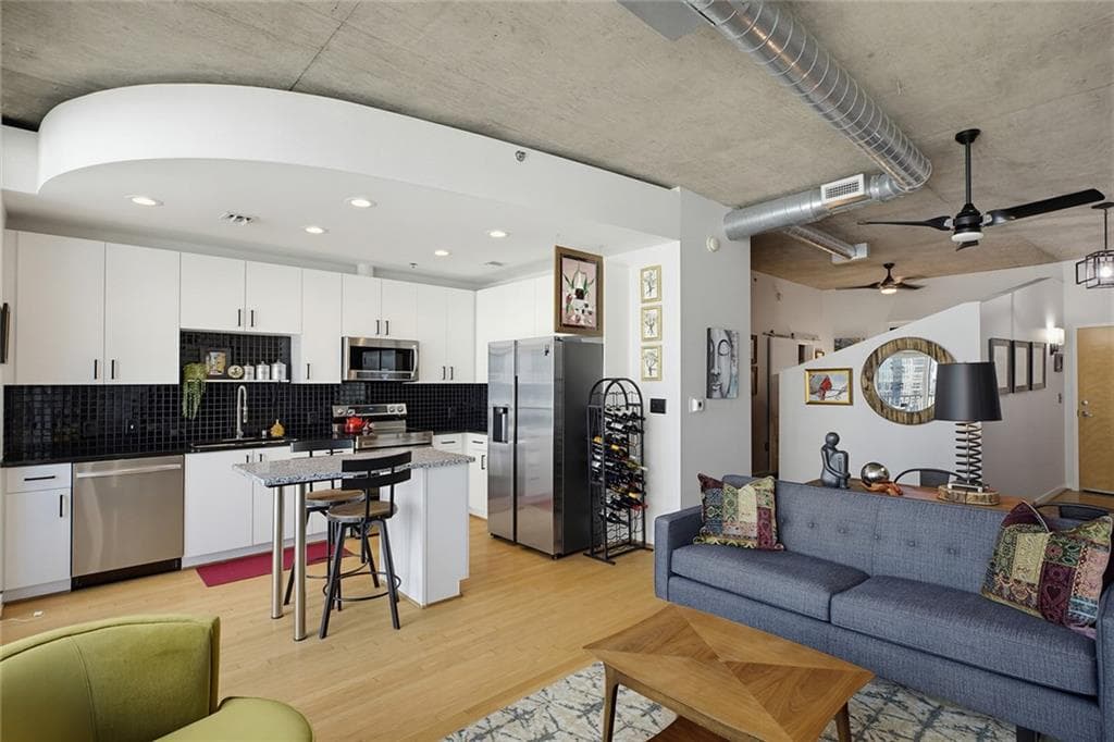 1 bedroom, 1 bathroom, 696 sq ft condominium for sale at 943 Peachtree Street 1403, Atlanta, GA 30309 — photo 3