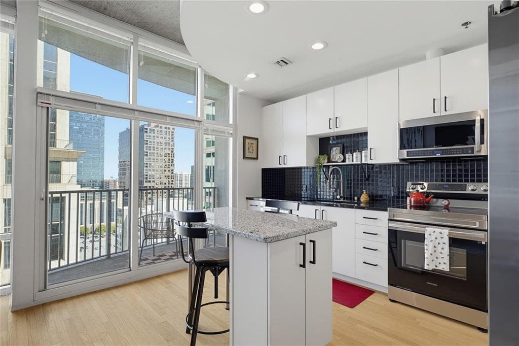 1 bedroom, 1 bathroom, 696 sq ft condominium for sale at 943 Peachtree Street 1403, Atlanta, GA 30309 — photo 4