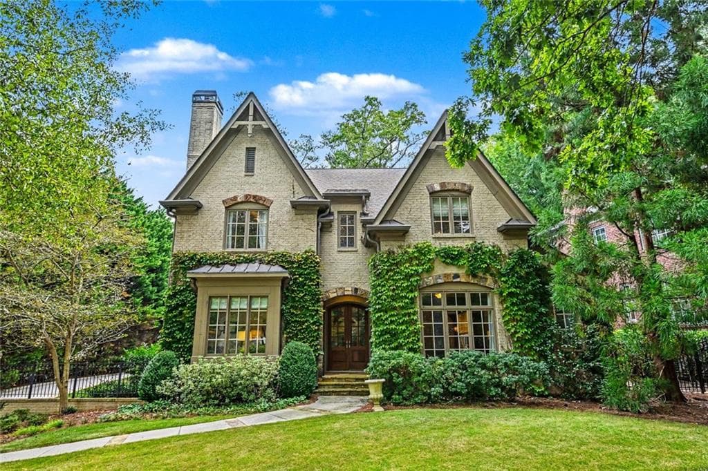 6 bedroom, 8 bathroom, 6,251 sq ft single family residence for rent at 3901 N Stratford Road, Atlanta, GA 30342 for $13,500 a month — photo 2
