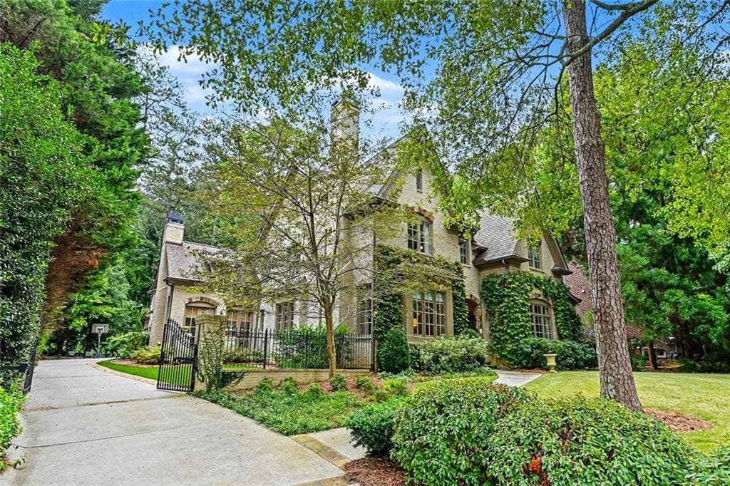6 bedroom, 8 bathroom, 6,251 sq ft single family residence for rent at 3901 N Stratford Road, Atlanta, GA 30342 for $13,500 a month — photo 3