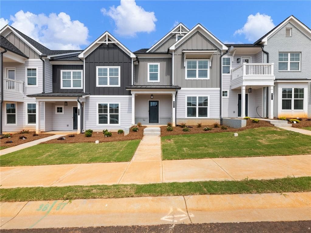 3 bedroom, 3 bathroom, 1,810 sq ft townhouse for sale at 208 Grand Highlands Court, Bethlehem, GA 30680 — photo 2