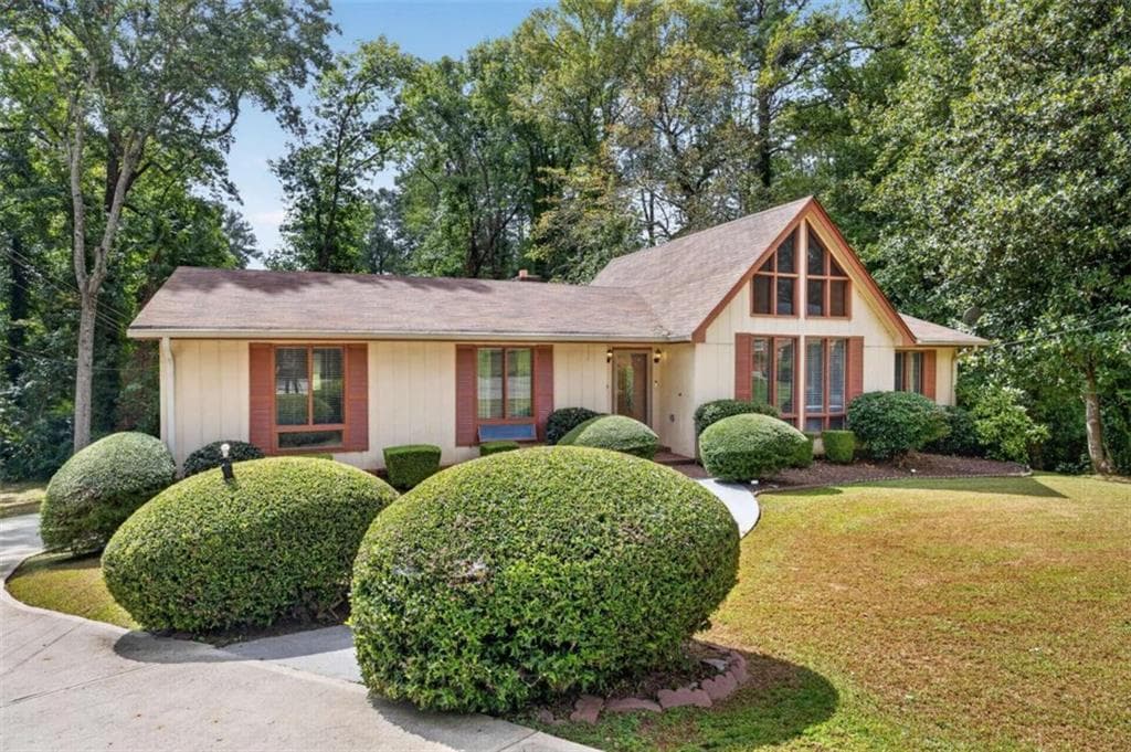 5 bedroom, 3 bathroom, 3,340 sq ft single family residence for sale at 4421 Buckingham Circle, Decatur, GA 30035 — photo 3