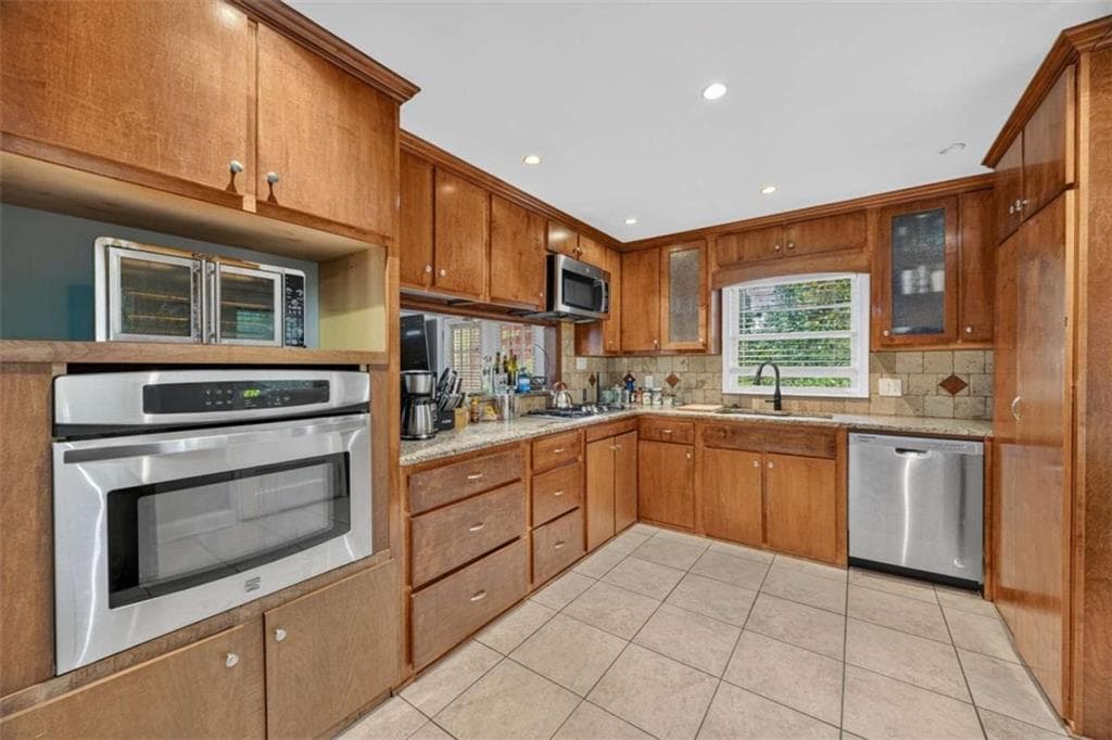 5 bedroom, 3 bathroom, 3,340 sq ft single family residence for sale at 4421 Buckingham Circle, Decatur, GA 30035 — photo 9