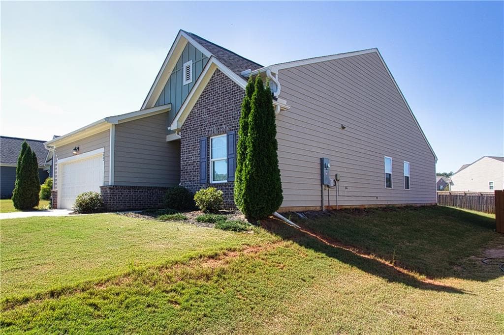 4 bedroom, 2 bathroom, 1,884 sq ft single family residence for rent at 222 Sinclair Way, Monroe, GA 30655 for $2,000 a month — photo 2