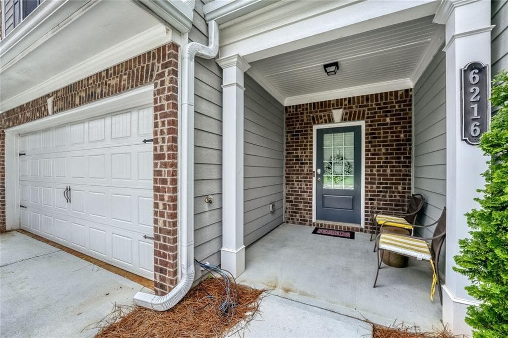 3 bedroom, 3 bathroom, 1,933 sq ft single family residence for sale at 6216 Thorncrest Drive, Tucker, GA 30084 — photo 4