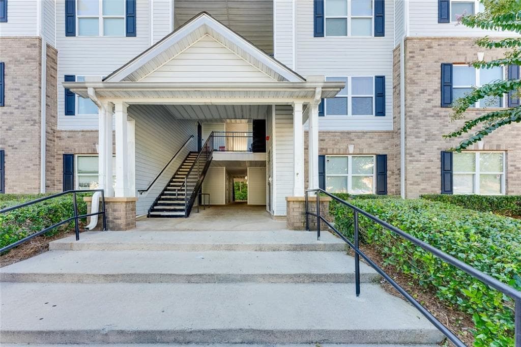 3 bedroom, 2 bathroom, 1,292 sq ft condominium for sale at 10202 Fairington Ridge Circle, Lithonia, GA 30038 — photo 2