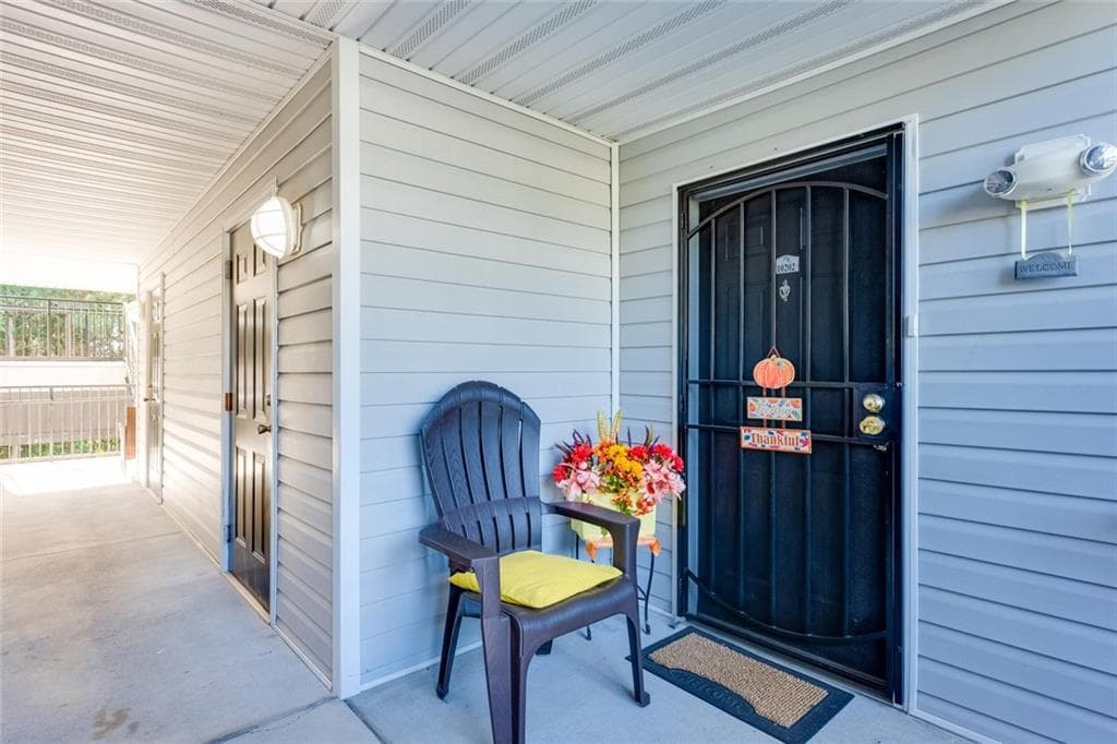 3 bedroom, 2 bathroom, 1,292 sq ft condominium for sale at 10202 Fairington Ridge Circle, Lithonia, GA 30038 — photo 3
