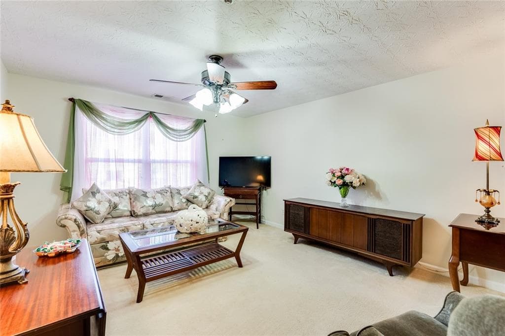 3 bedroom, 2 bathroom, 1,292 sq ft condominium for sale at 10202 Fairington Ridge Circle, Lithonia, GA 30038 — photo 4