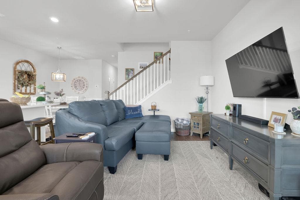 3 bedroom, 3 bathroom, 2,033 sq ft condominium for sale at 2112 Prichard Park Drive, Kennesaw, GA 30144 — photo 2