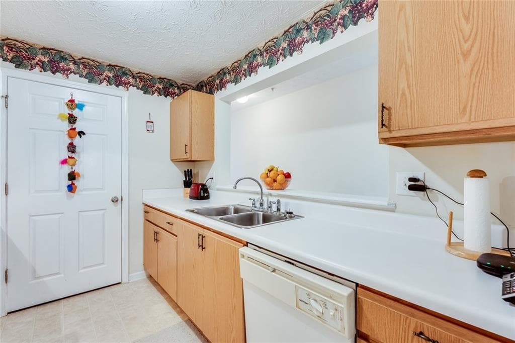 3 bedroom, 2 bathroom, 1,292 sq ft condominium for sale at 10202 Fairington Ridge Circle, Lithonia, GA 30038 — photo 8
