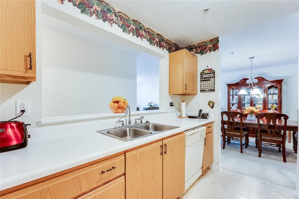 3 bedroom, 2 bathroom, 1,292 sq ft condominium for sale at 10202 Fairington Ridge Circle, Lithonia, GA 30038 — photo 9
