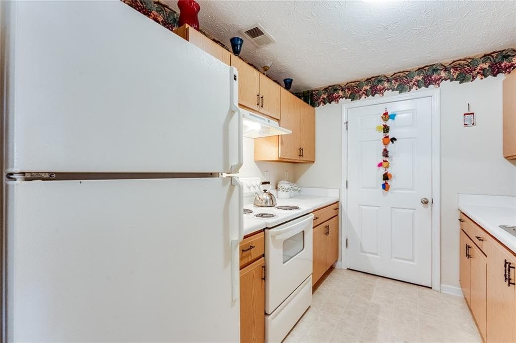 3 bedroom, 2 bathroom, 1,292 sq ft condominium for sale at 10202 Fairington Ridge Circle, Lithonia, GA 30038 — photo 10