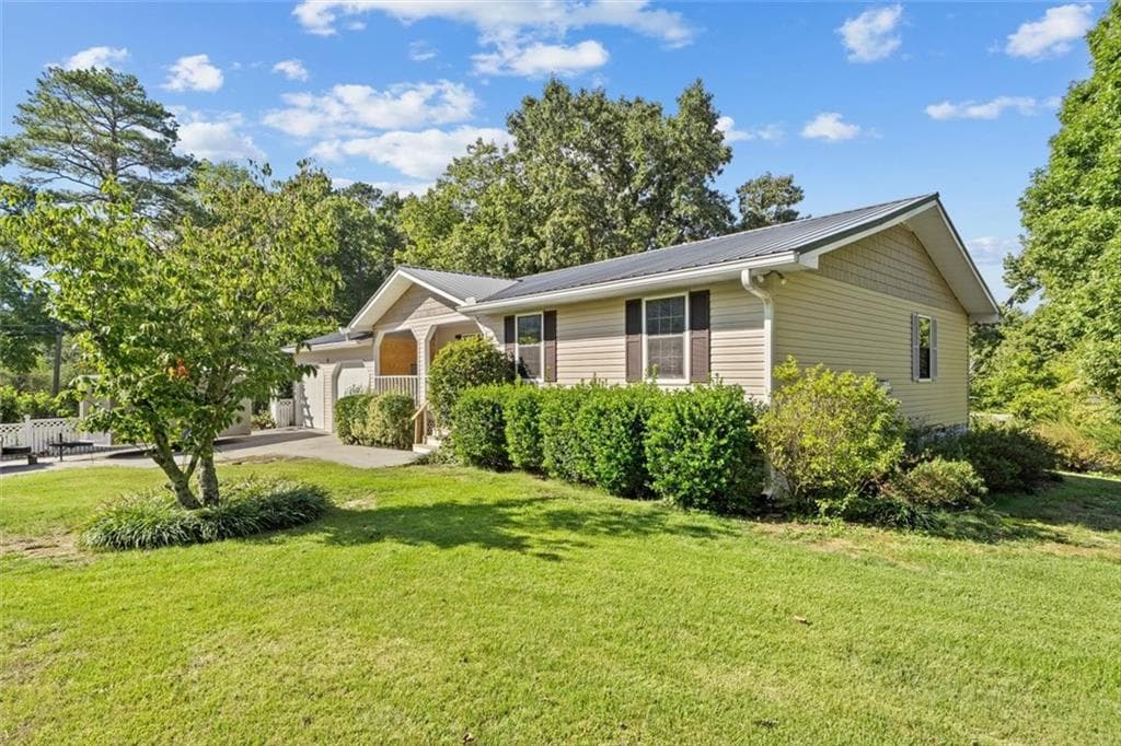 3 bedroom, 2 bathroom, 1,295 sq ft home for sale at 17 Pine Street, Chatsworth, GA