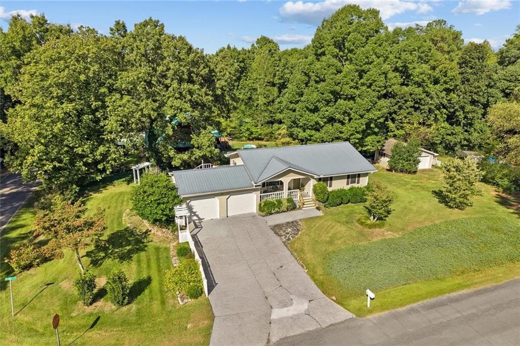 3 bedroom, 2 bathroom, 1,295 sq ft single family residence for sale at 17 Pine Street, Chatsworth, GA 30705 — photo 2