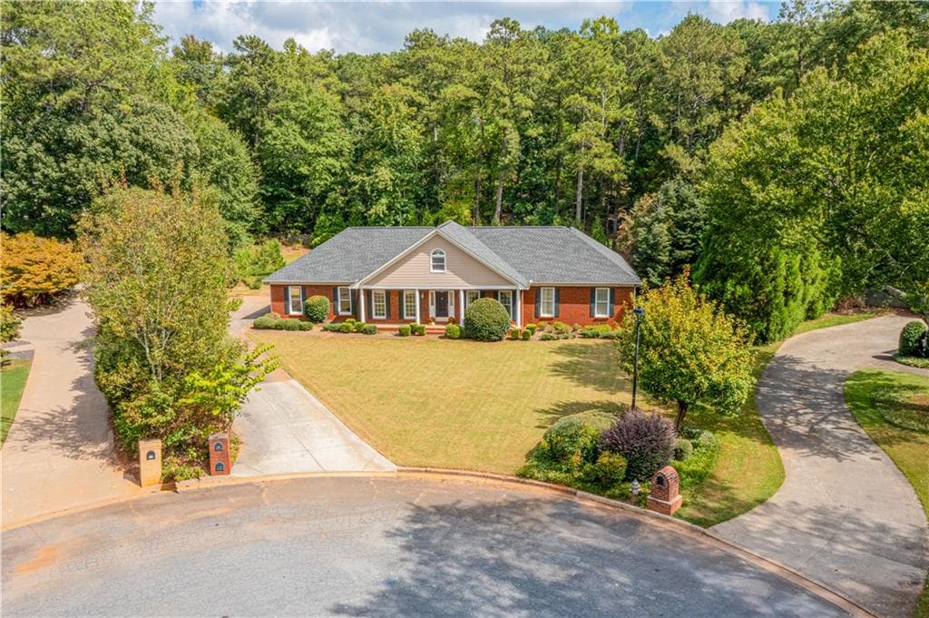 5 bedroom, 3 bathroom, 3,000 sq ft single family residence for sale at 560 Saddle Crest Drive, Roswell, GA 30075 — photo 2