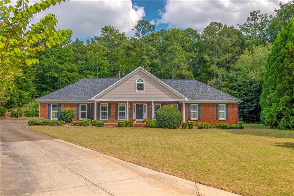 5 bedroom, 3 bathroom, 3,000 sq ft single family residence for sale at 560 Saddle Crest Drive, Roswell, GA 30075 — photo 4